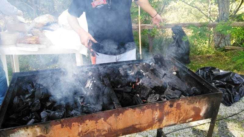 Πήραν φωτιά τα κάρβουνα, μεσημέριασε. Θα έρθουν κουρασμένοι οι εθελοντές. Ο Γιάννης θέλει να τα βρούνε ζεστά.