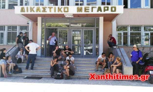 Φοιτητές της «Γέφυρα» στο δικαστικό μέγαρο Ξάνθης για συμπαράσταση