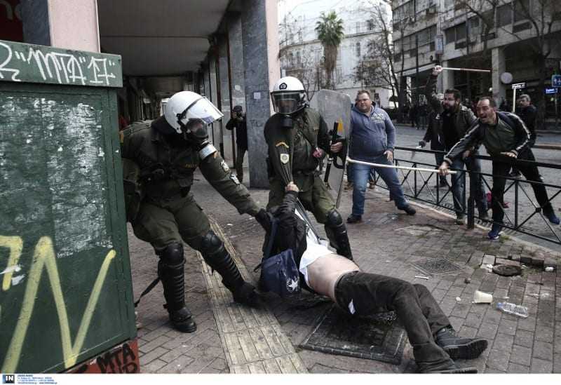 Χρησιμοποιεί την βία και την αλαζονεία για να μείνει στην εξουσία