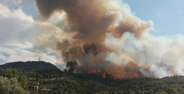 Μεγάλη φωτιά σε εξέλιξη στον Κάλαμο Αττικής -Καίγονται σπίτια!