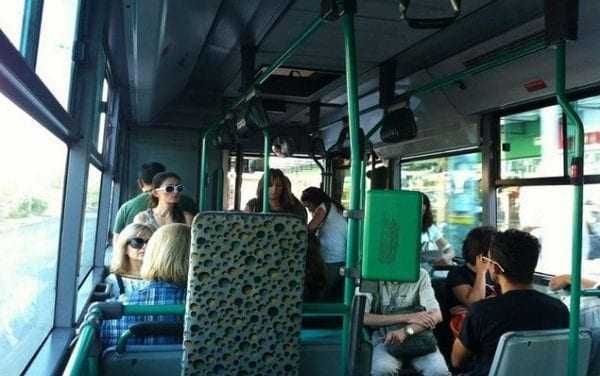 Ο ελεγκτής που έκανε τους επιβάτες ενός λεωφορείου να ξεσπάσουν σε χειροκροτήματα…