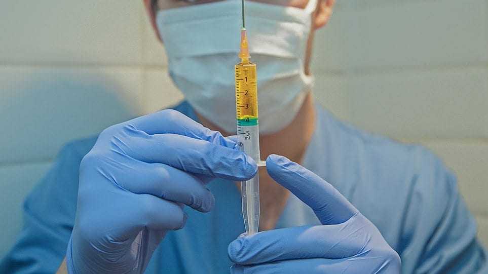 Ελπίδες γεννά το εμβόλιο για τον κορωνοϊό της Moderna: Οι διαφορές του με εκείνο της Pfizer
