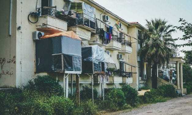 Αυτούς θέλει να βάλει στα σπίτια μας η κυβέρνηση; Ιρακινός με τσεκούρι απειλούσε να σκοτώσει κόσμο γιατί δεν του έδωσαν σπίτι στο cump Θερμοπυλών