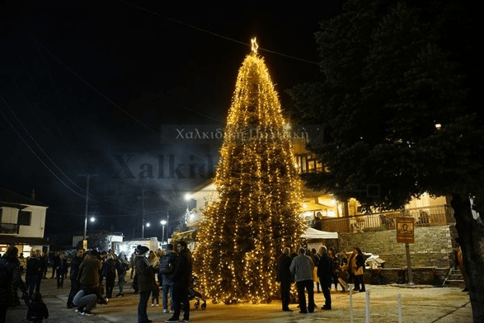 Το πρώτο χριστουγεννιάτικο δέντρο πανελληνίως που στολίστηκε και φωτίστηκε είναι αυτό του Ταξιάρχη Χαλκιδικής.