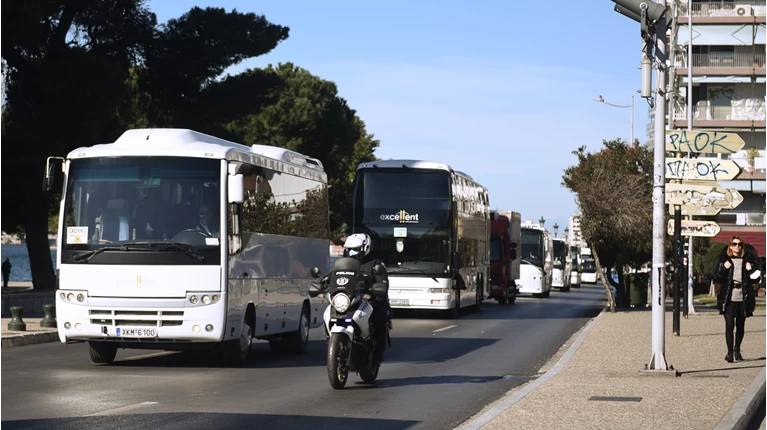 Άρχισαν τα όργανα; Μεγάλο κονβόι από 300 λεωφορεία «δονεί» τη Θεσσαλονίκη Ο ΚΑΝΑΔΑΣ  ΔΕΙΧΝΕΙ ΤΟ ΔΡΟΜΟ;