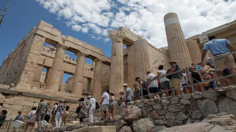 Αυτοκτονία η πτώση γυναίκας από τα βραχάκια στην Ακρόπολη -Πήρε φόρα, έκανε τον σταυρό της και έπεσε