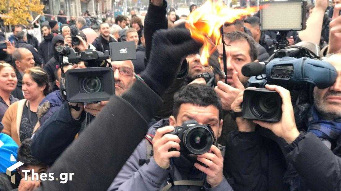 Θεσσαλονίκη: Ρομά σκίζουν και καίνε εικοσάευρα έξω από τα δικαστήρια (ΒΙΝΤΕΟ & ΦΩΤΟ)