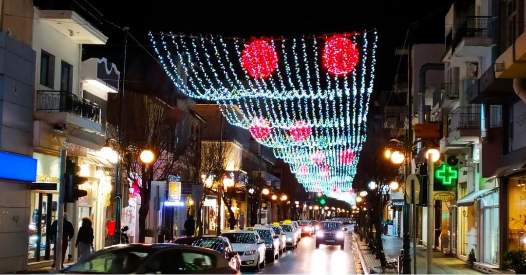 “Μας άλλαξε τα φώτα”  ο δήμαρχος, λέει η αγορά με τα γιορταστικά λαμπιόνια