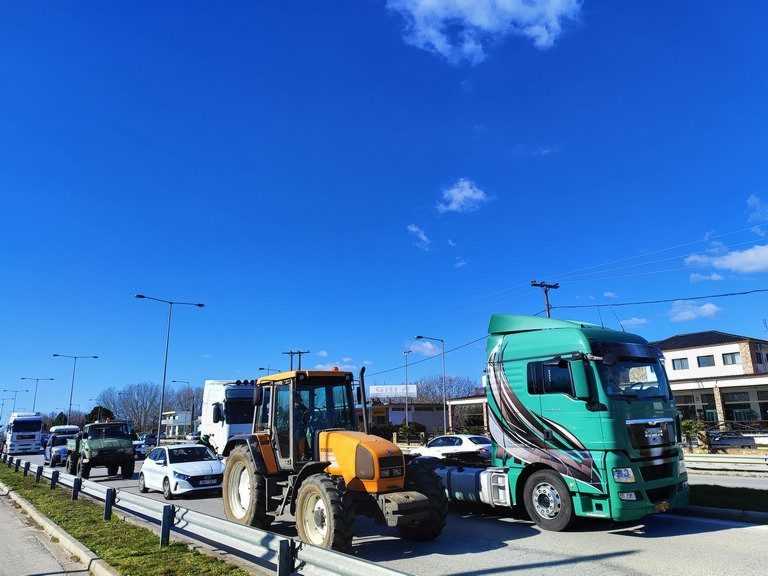 ΞΕΣΗΚΩΘΗΚΑΝ ΟΙ ΑΓΡΟΤΕΣ! Μηχανοκίνητη πορεία τρακτέρ και φορτηγών στην Κομοτηνή, συνάντηση με Χριστ. Τοψίδη!