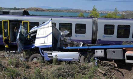 Παραλίγο τραγωδία: Φορτηγό έπεσε σε τρένο με 130 επιβάτες – Τρεις τραυματίες και τρόμος για όσους ταξίδευαν