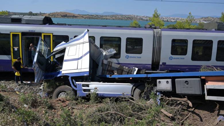 Παραλίγο τραγωδία: Φορτηγό έπεσε σε τρένο με 130 επιβάτες – Τρεις τραυματίες και τρόμος για όσους ταξίδευαν