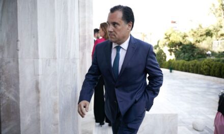 Γιατροί κατά Άδωνι Γεωργιάδη για τις ποινές: «Μπλοκάρουν» τη συνταγογράφηση με άτυπη απεργία και προσφεύγουν στη δικαιοσύνη