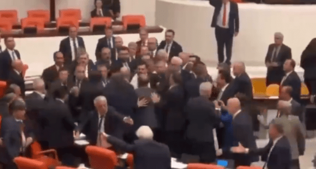Τουρκία: Σε πεδίο μάχης μετατράπηκε η Εθνοσυνέλευση – Άγριο ξύλο μεταξύ βουλευτών