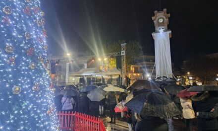 Φωταγωγήθηκε το Χριστουγεννιάτικο δέντρο – Η βροχή δεν πτόησε τους Ξανθιώτες να είναι παρόντες στην εκδήλωση.