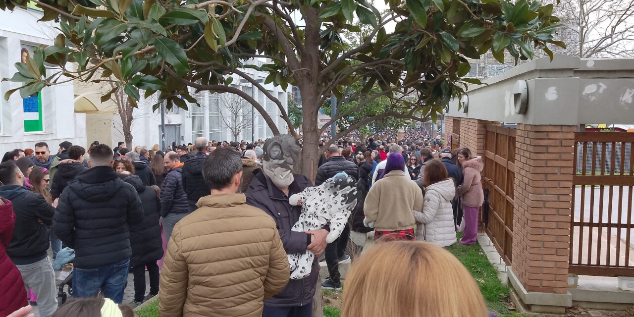 Θλίψη, αγανάκτηση και συγκρατημένη οργή από τους Ξανθιώτες – Πολύ μεγάλη συγκέντρωση για το δυστύχημα στα Τέμπη  ΠΡΩΤΗ ΦΟΡΑ ΟΙ ΕΠΙΧΕΙΡΗΣΕΙΣ ΤΗΣ ΞΑΝΘΗΣ ΗΤΑΝ ΚΛΕΙΣΤΕΣ